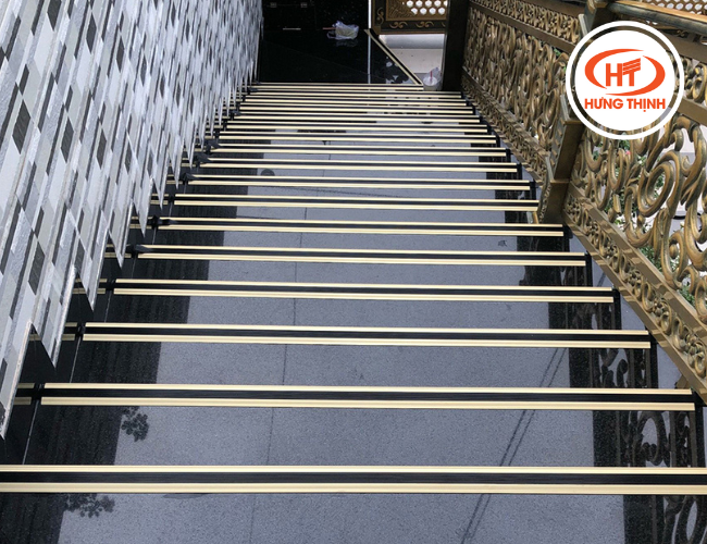 Nẹp đồng chống trượt cầu thang giúp tăng độ bám, hạn chế trơn trượt